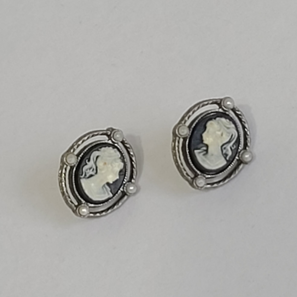 Vintage Victorian Silver Tone Oval Black White Lady Cameo Pearl Stud Earrings - Picture 4 of 14